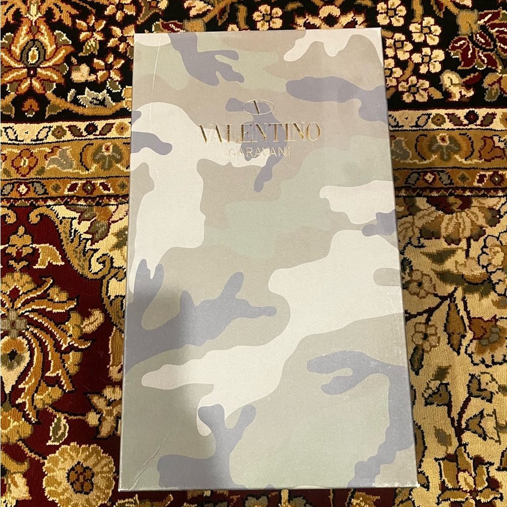 VALENTINO GARAVANI CAMEO SHOE BOX WITH AUTHENTICITY CARDS AND TISSUE PAPER